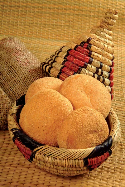 Παραδοσιακό Ψωμί Σιταριού Ψάθινο Καλάθι — Φωτογραφία Αρχείου