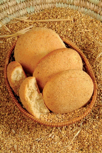 Traditional Wheat Bread Straw Basket — Stok fotoğraf