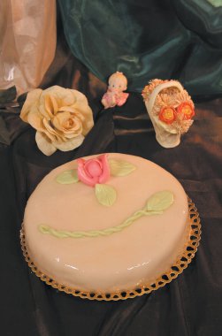 Doğum gününde, partilerde ve düğünde kremalı pasta servis edilir.