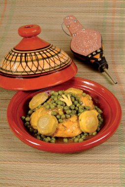 Sebzeli geleneksel Fas tagini, ünlü geleneksel Fas tavernası. Geleneksel Fas yemeği