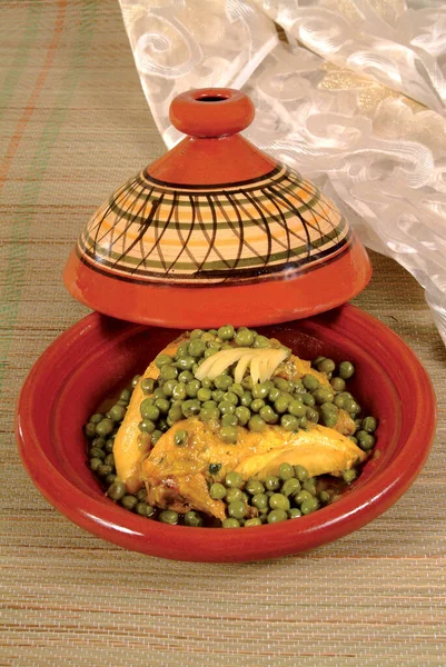 Sebzeli geleneksel Fas tagini, ünlü geleneksel Fas tavernası. Geleneksel Fas yemeği