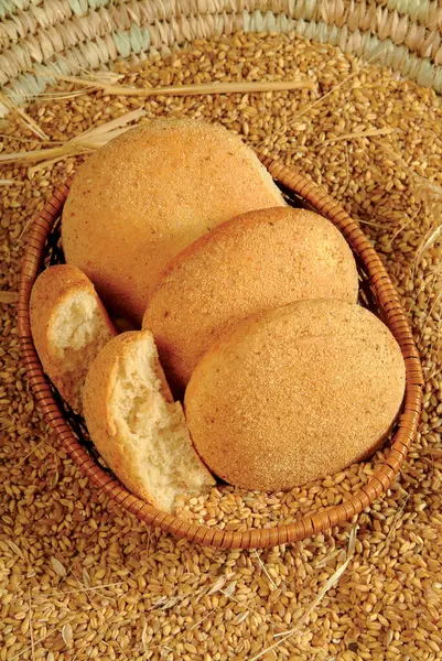 Traditional Wheat Bread Straw Basket — Stock Photo, Image