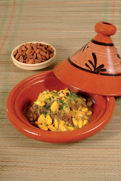 Sebzeli geleneksel Fas tagini, ünlü geleneksel Fas tavernası. Geleneksel Fas yemeği