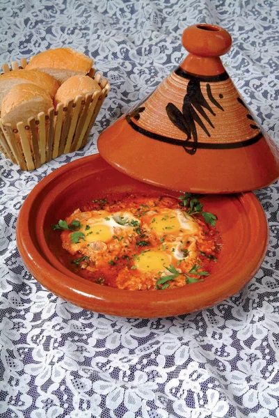 Sebzeli geleneksel Fas tagini, ünlü geleneksel Fas tavernası. Geleneksel Fas yemeği