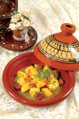 Sebzeli geleneksel Fas tagini, ünlü geleneksel Fas tavernası. Geleneksel Fas yemeği