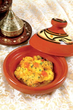 Sebzeli geleneksel Fas tagini, ünlü geleneksel Fas tavernası. Geleneksel Fas yemeği