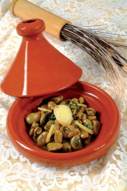 Sebzeli geleneksel Fas tagini, ünlü geleneksel Fas tavernası. Geleneksel Fas yemeği