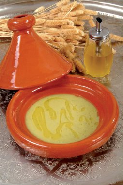 Sebzeli geleneksel Fas tagini, ünlü geleneksel Fas tavernası. Geleneksel Fas yemeği