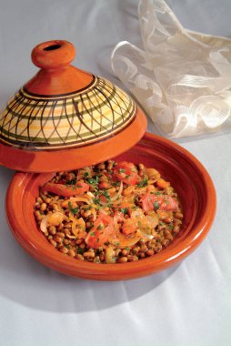 Sebzeli geleneksel Fas tagini, ünlü geleneksel Fas tavernası. Geleneksel Fas yemeği