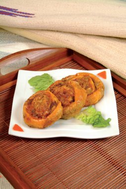 Bastila geleneksel Fas yemeği, tavuk, yumurta, soğan, şeker, badem, güvercin eti, balık dolu turta. Fas spesyalleri