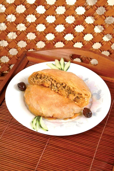 Bastila Traditionele Marokkaanse Schotel Taart Gevuld Met Kip Eieren Uien — Stockfoto