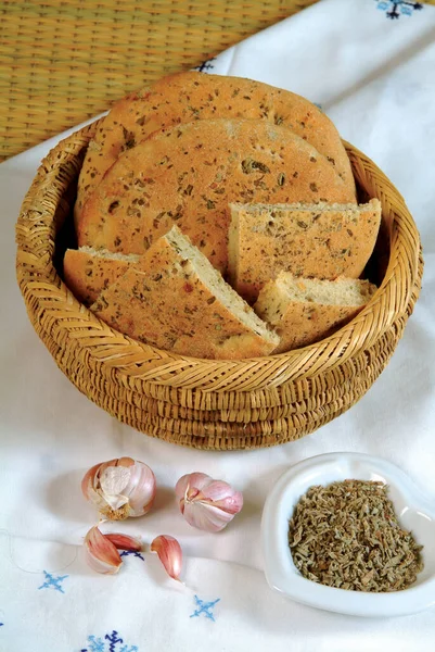 Roti Roti Gandum Tradisional Dalam Keranjang Jerami — Stok Foto