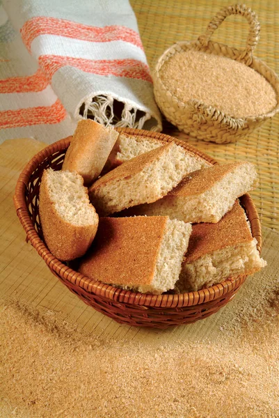 Ekmek Geleneksel Buğday Ekmeği Saman Sepetinde — Stok fotoğraf