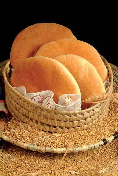 Ψωμί Παραδοσιακό Ψωμί Σιταριού Ψάθινο Καλάθι — Φωτογραφία Αρχείου