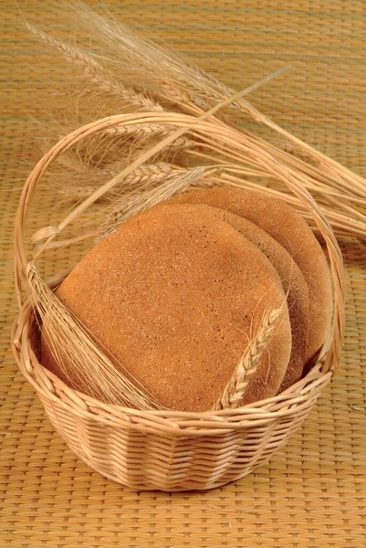 Pão Pão Trigo Tradicional Uma Cesta Palha — Fotografia de Stock