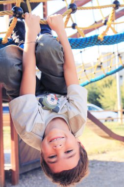 oynayan mutlu çocuk