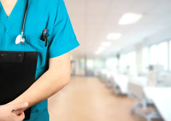 Médico en el fondo del hospital — Foto de Stock