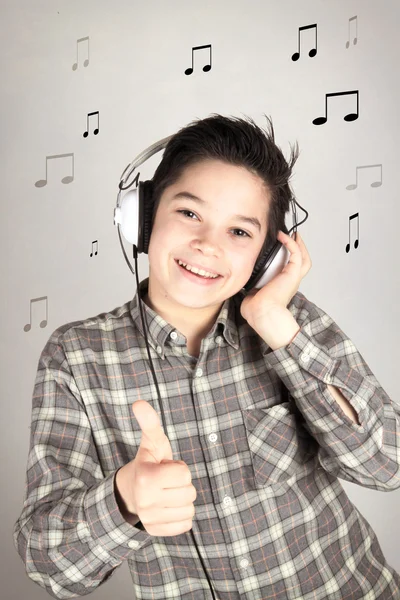 Niño feliz por los auriculares — Foto de Stock