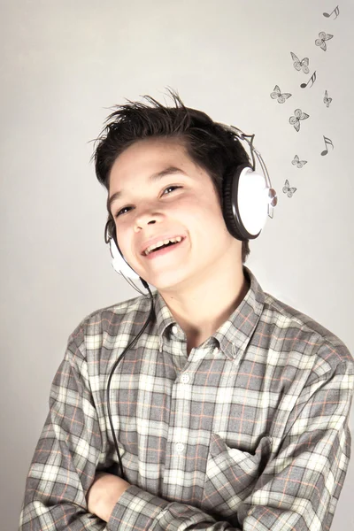 Мальчик слушает приятную музыку — стоковое фото