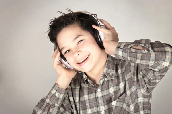 Junge Person spürt die Musik — Stockfoto