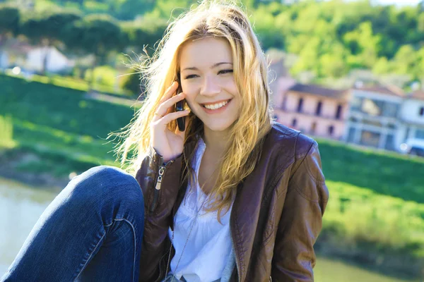 Young girl speaks by phone — Stock Photo, Image