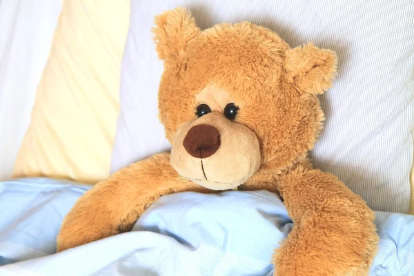 Nemocný medvídek v posteli — Stock fotografie
