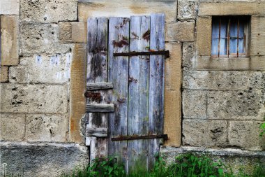 Eski bir evin cephesi