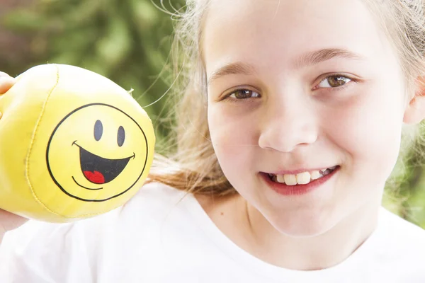 Schöne kleine Mädchen lächelnd — Stockfoto