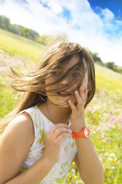 Mädchen im Blumenfeld — Stockfoto