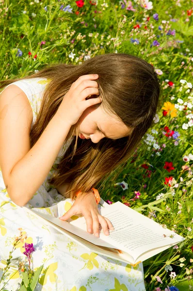 Meisje dat een boek leest — Stockfoto