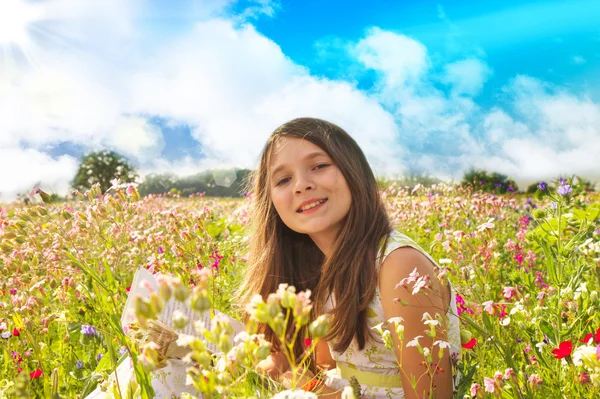 Šťastná holčička v poli — Stock fotografie