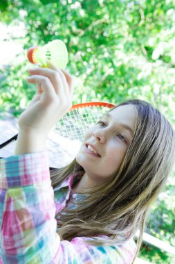 Kız badminton oynarken