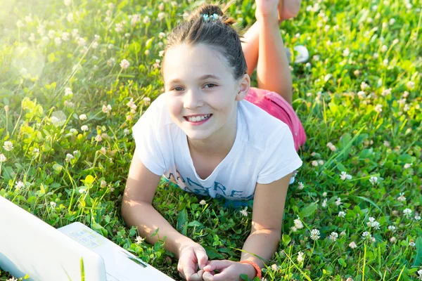 Девушка в парке с нетбуком — стоковое фото