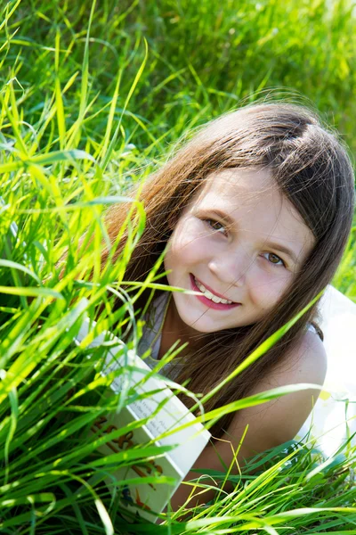 Glad liten tjej med bok — Stockfoto