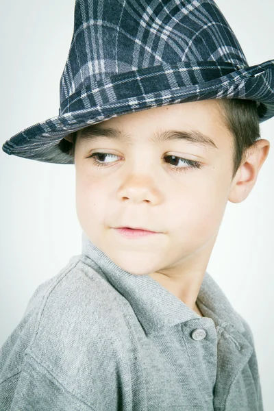 Criança bonita com um chapéu — Fotografia de Stock