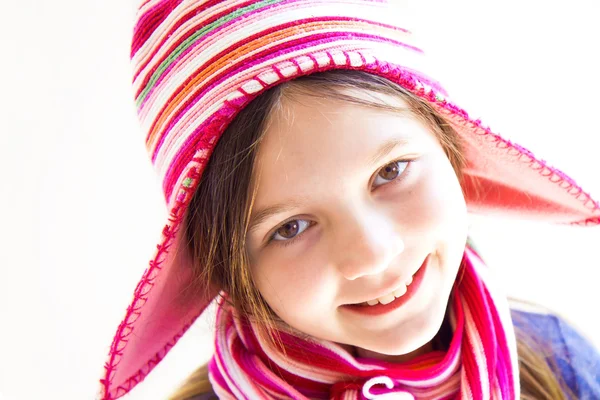 Usměvavá dívka s kloboukem — Stock fotografie