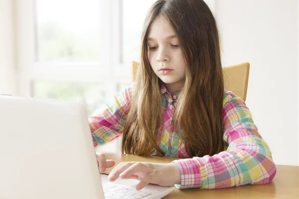 Menina concentrada no computador — Fotografia de Stock