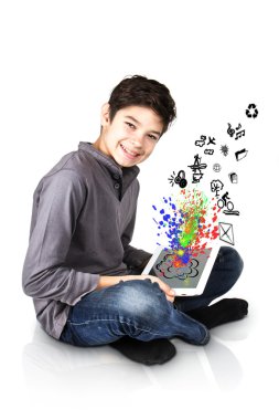 tablet içinde el ile mutlu çocuk