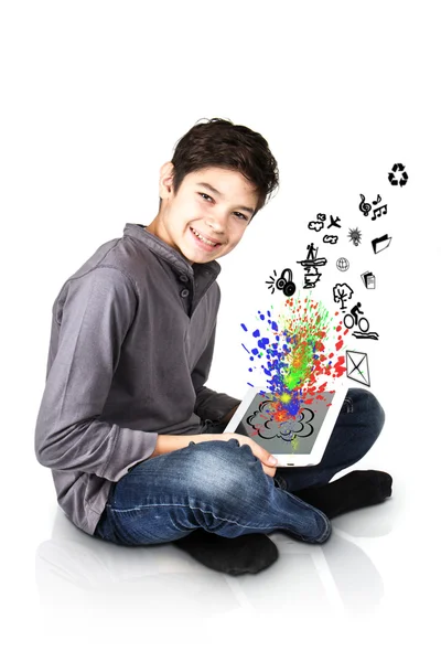 Niño feliz con la tableta en la mano — Foto de Stock