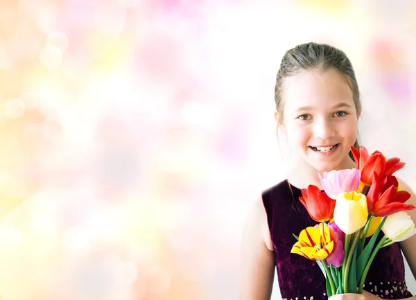 Chica con tulipanes — Foto de Stock