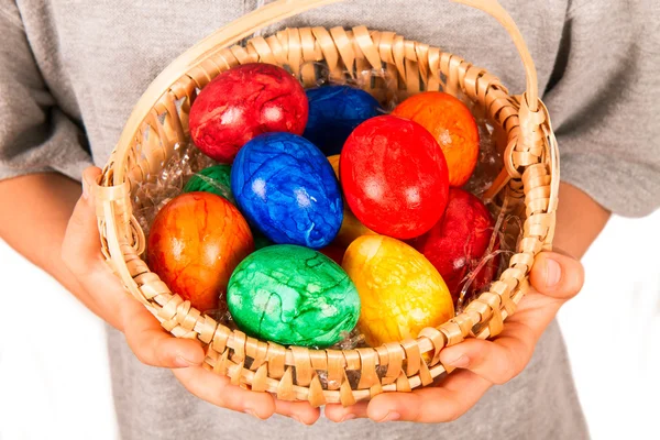Χρωματιστά αυγά στο καλάθι — Φωτογραφία Αρχείου