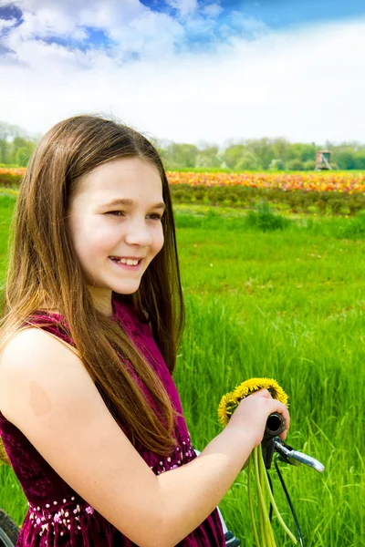 Dívka s kole v přírodě Royalty Free Stock Obrázky