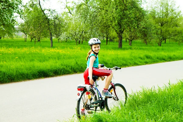 Šťastná dívka na kole Stock Obrázky