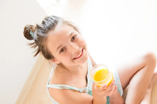 Gelukkig meisje met glas sap — Stockfoto