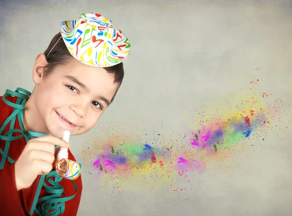 Niño feliz con sombrero y silbato —  Fotos de Stock