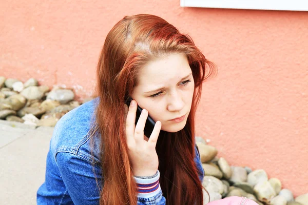 Ledsen flicka på telefonen — Stockfoto