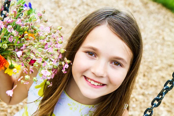 Šťastná dívka na houpačce — Stock fotografie