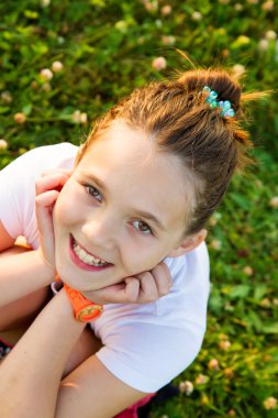 Güzel kız gülümsüyor