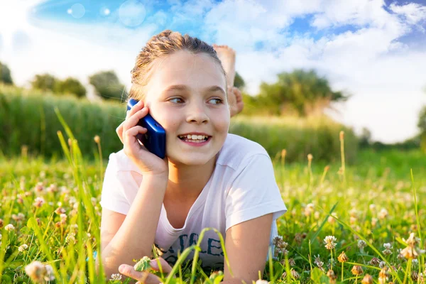 Dziewczyna rozmawiająca przez telefon — Zdjęcie stockowe