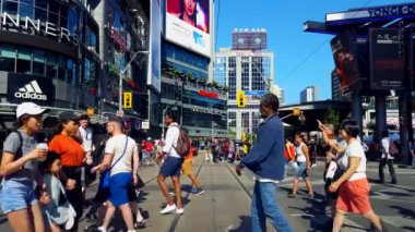 Şehir merkezinde yürümeye başlayan çeşitli ve çok kültürlü yayalar grubu. Çok Irklı İnsanlar Yürüyüş Yürüyüşüne Başladı